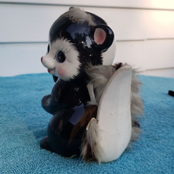 Adorable Vintage 1950s Porcelain Skunk Bank - Picture 2 of 9